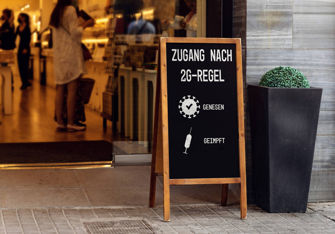 Hier kommt nur rein, wer genesen ist oder ein gültiges Impfzertifikat vorlegen kann.  / Foto: Shutterstock/MB.Photostock