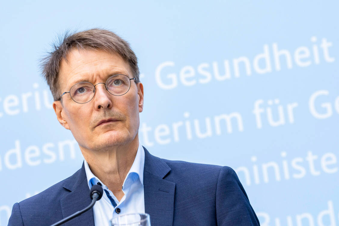 Das von Bundesgesundheitsminister Karl Lauterbach (SPD) geleitete Bundesgesundheitsministerium will den Kassenabschlag für Apotheken auf 2 Euro erhöhen. / Foto: IMAGO/NurPhoto
