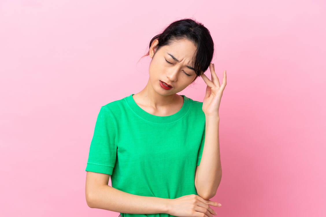 Frauen haben häufiger Migräne als Männer. / Foto: Adobe Stock/luismolinero