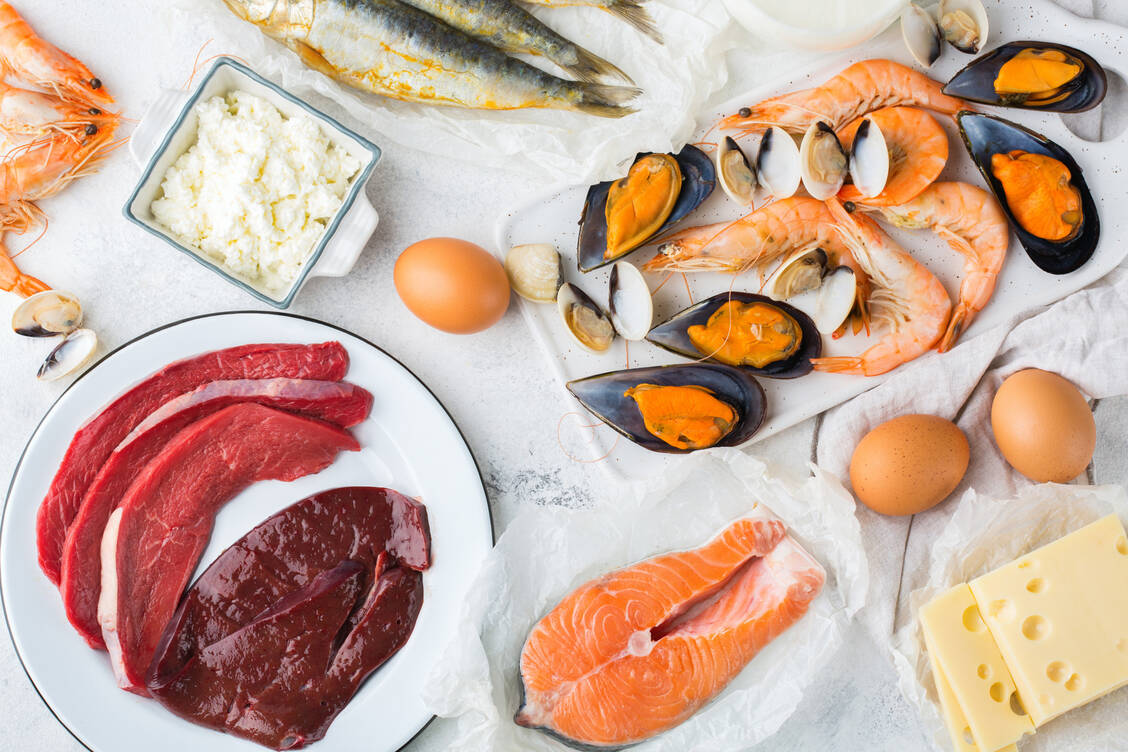 Fleisch, Fisch, Meeresfrüchte, Eier und Milchprodukte sind gute Lieferanten von Vitamin B<sub>12</sub>. / Foto: Adobe Stock/aamulya