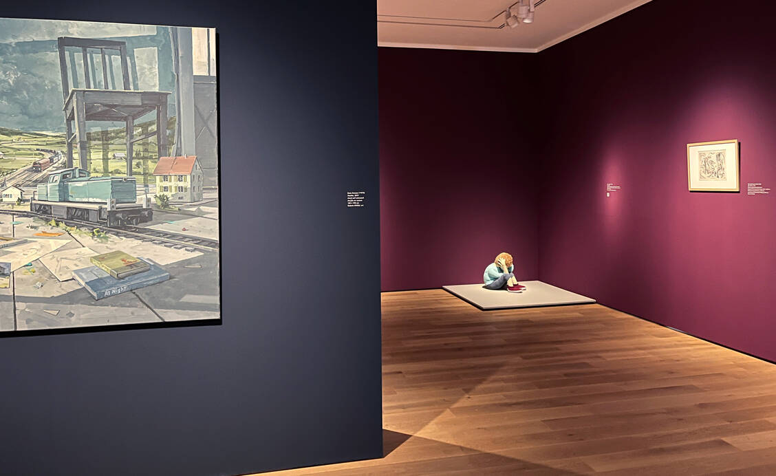 Blick in den Ausstellungsraum »Bedrohung«: im Hintergrund mit der Skulptur »René« von Patricia Waller, 2020, Häkelarbeit / © PZ/Angela Kalisch