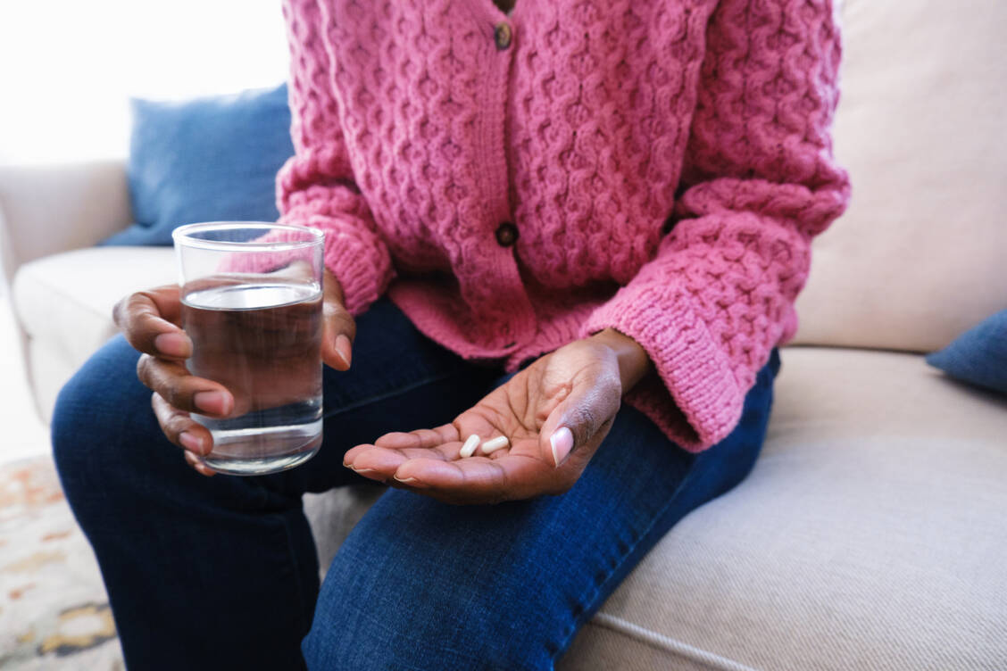 Mit Vowst™ wurde in den USA jetzt eine Kapsel zur fäkalen Mikrobiom-Transplantation zugelassen.  / Foto: Getty Images/Grace Cary