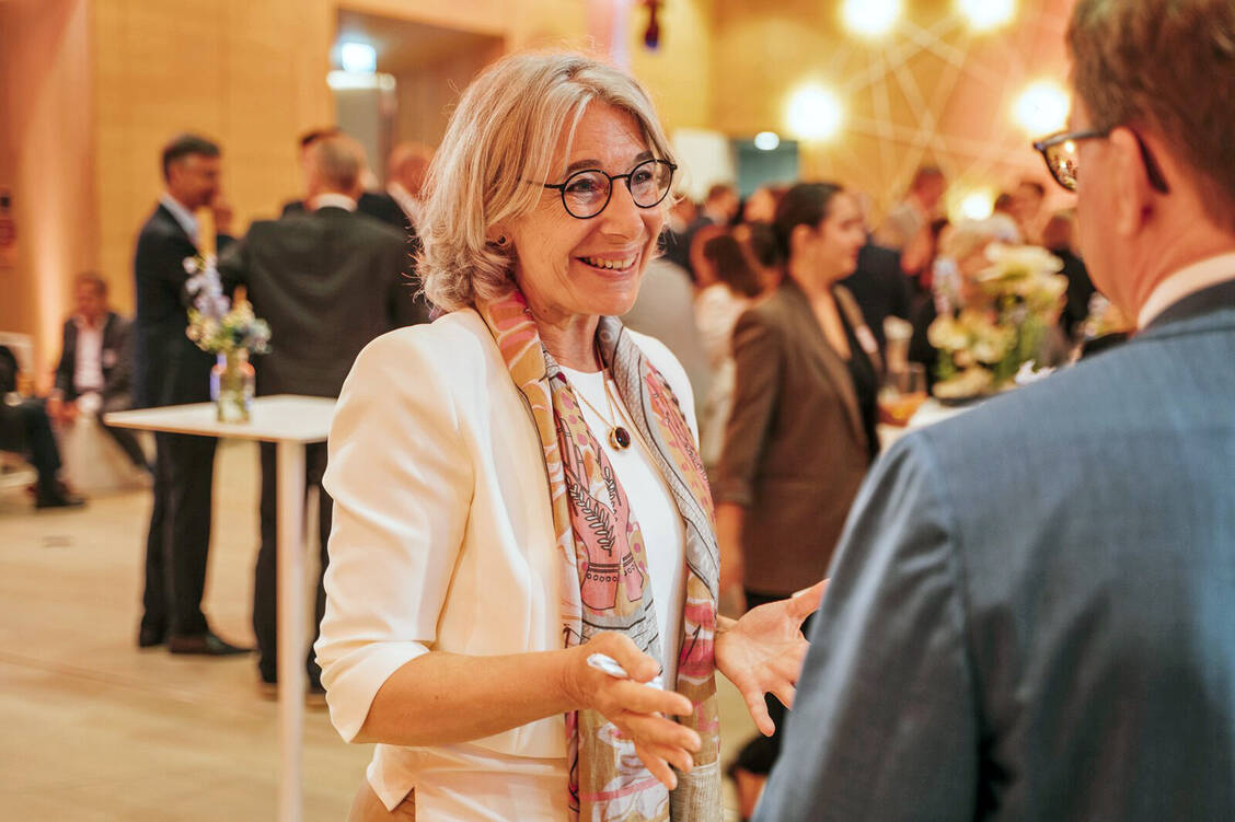 Am Dienstagabend kamen auf  Einladung von ABDA-Präsidentin Gabriele Regina Overwiening rund 300 Gäste ins Deutsche Apothekerhaus in Berlin. / Foto: Ansgar Schwarz