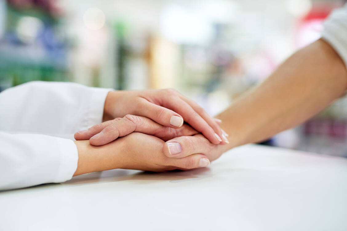 Die Beratung von Menschen mit psychischen Problemen in der Apotheke erfordert Fingerspitzengefühl. / Foto: Getty Images/PeoplesImages