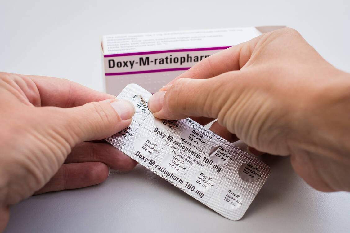 Eine Doxycyclin-Präexpositionsprophylaxe, die sogenannte DoxyPrEP, ist kleinen Studien zufolge eine vielversprechende Strategie zur Verhütung von bakteriellen Geschlechtskrankheiten wie Syphilis und Tripper. Bislang besteht dafür aber keine Zulassung von Doxycyclin-Präparaten. / Foto: Adobe Stock/Cloudy Design