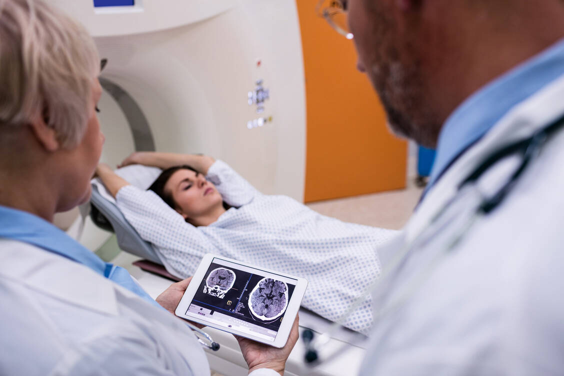 Patienten mit hochaktiver MS müssen regelmäßig ein MRT machen lassen. Treten Läsionen auf, ist die Therapie zu intensivieren. / Foto: Fotolia/Wavebreak Media