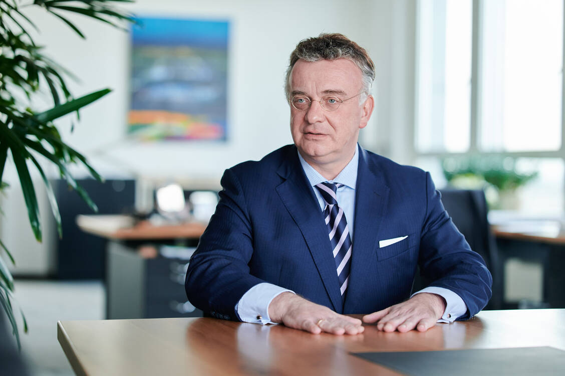 Der Präsident des Branchenverbands VCI Christian Kullmann kritisiert «Dirigismus und Verbote» und wünscht sich Politik, die den Fokus auf Unternehmergeist und Forscherdrang setzt. / Foto: Evonik/Frank Preuss