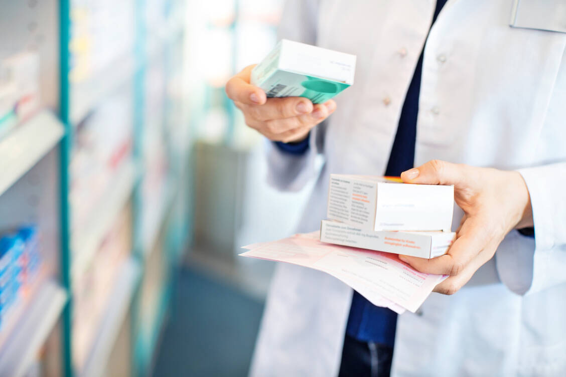 Bei rezeptpflichtigen Arzneimitteln entscheidet der Arzt über die verordnete Menge, in der Selbstmedikation der Apotheker. Mit guter Aufklärung kann er Hamsterkäufe verhindern. / Foto: Getty Images/alvarez