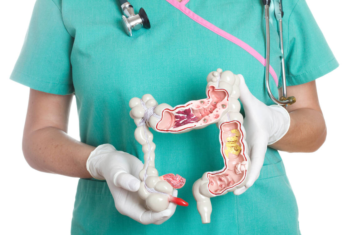 Operieren oder nur Antibiotika geben? Patienten haben bei unkomplizierten Blinddarmentzündungen die Wahl. / Foto: Getty Images/ericsphotography