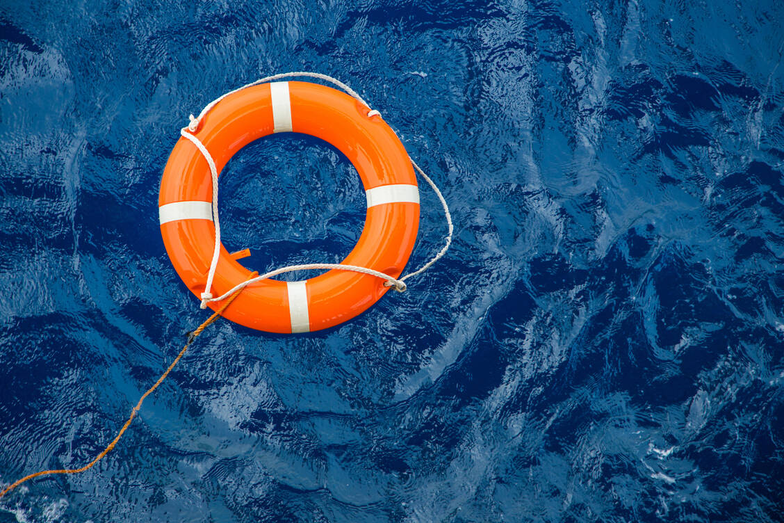 Ob die Bundesregierung wirklich den Rettungsring für die betroffenen AvP-Apotheken auswirft, bleibt offen. / Foto: Adobe Stock/pichitstocker