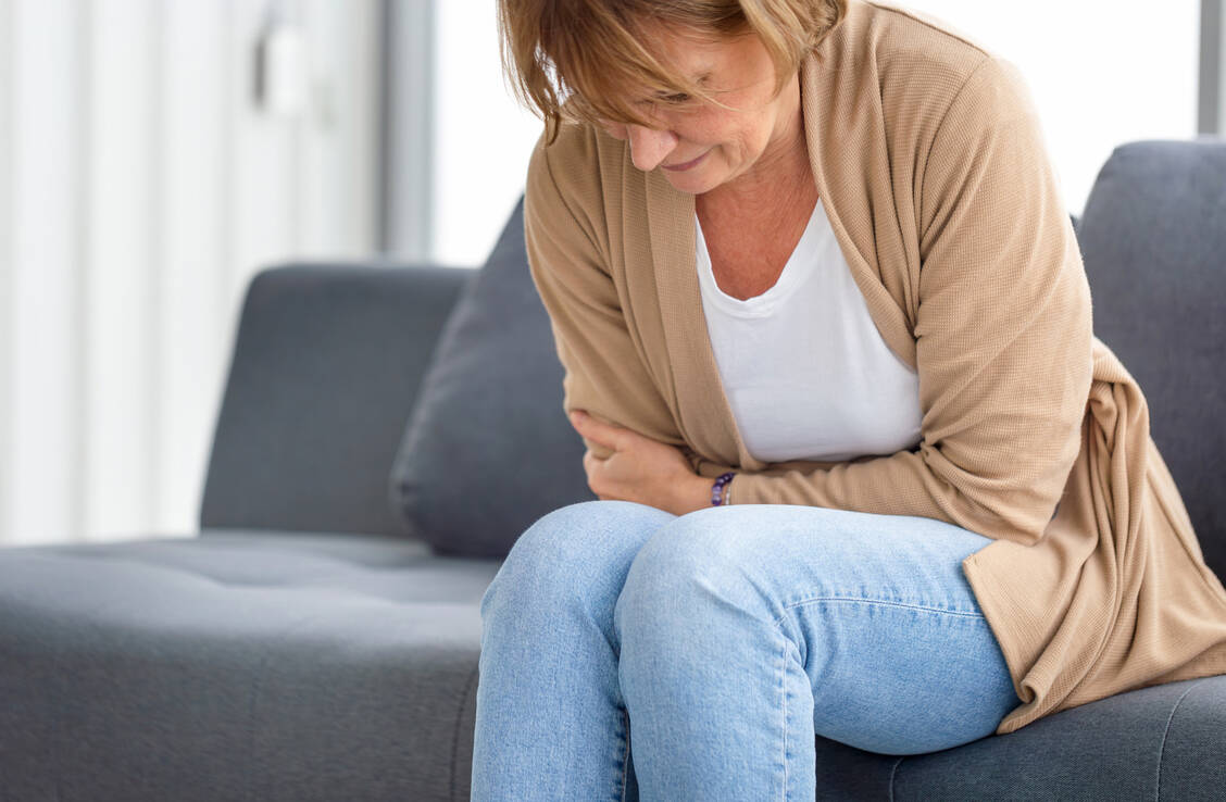 Metamizol ist aufgrund seiner spasmolytischen Wirkung bei krampfartigen Bauchschmerzen das Mittel der ersten Wahl. / © Shutterstock/JU.Stocker