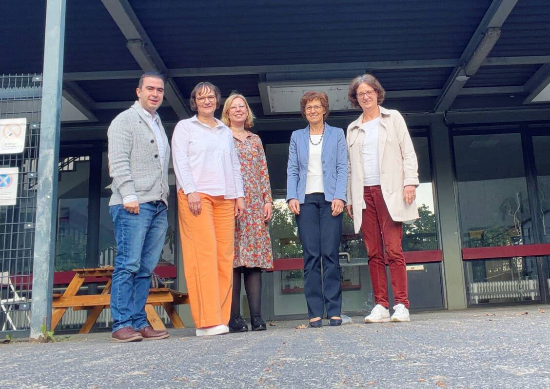 Gemeinsam für den PTA-Nachwuchs: (v..l.) Apotheker und Verbands- sowie Kammerdelegierter Nojan Nejatian, die Apothekerinnen Katja Hintz, Sarah Winkler und Christiane Schmidt von der Ludwig-Fresenius-Schule sowie Kammervorstand Cora Menkens. / © privat