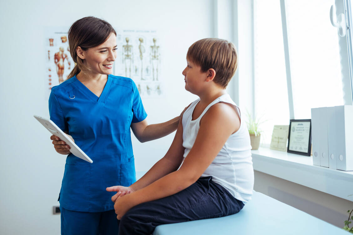 Für Kinder im Alter von neun bis zehn Jahren wird jetzt eine neue Früherkennungsuntersuchung eingeführt – mit Schwerpunkten auf Übergewicht, Medienkonsum und psychische Gesundheit. / © Getty Images/ljubaphoto