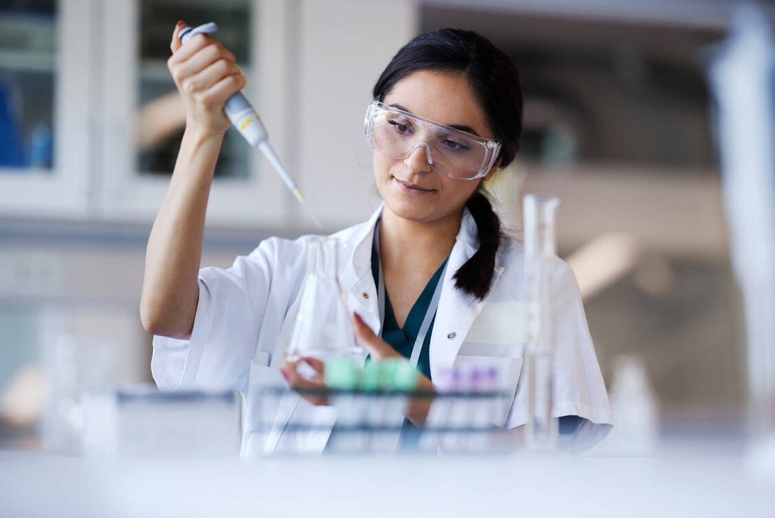 Beim Handelsblatt-Diskussionsrunde »Pharma im Wandel« ging es um bessere Rahmenbedingungen für die Pharmaindustrie. / © Getty Images/Solskin