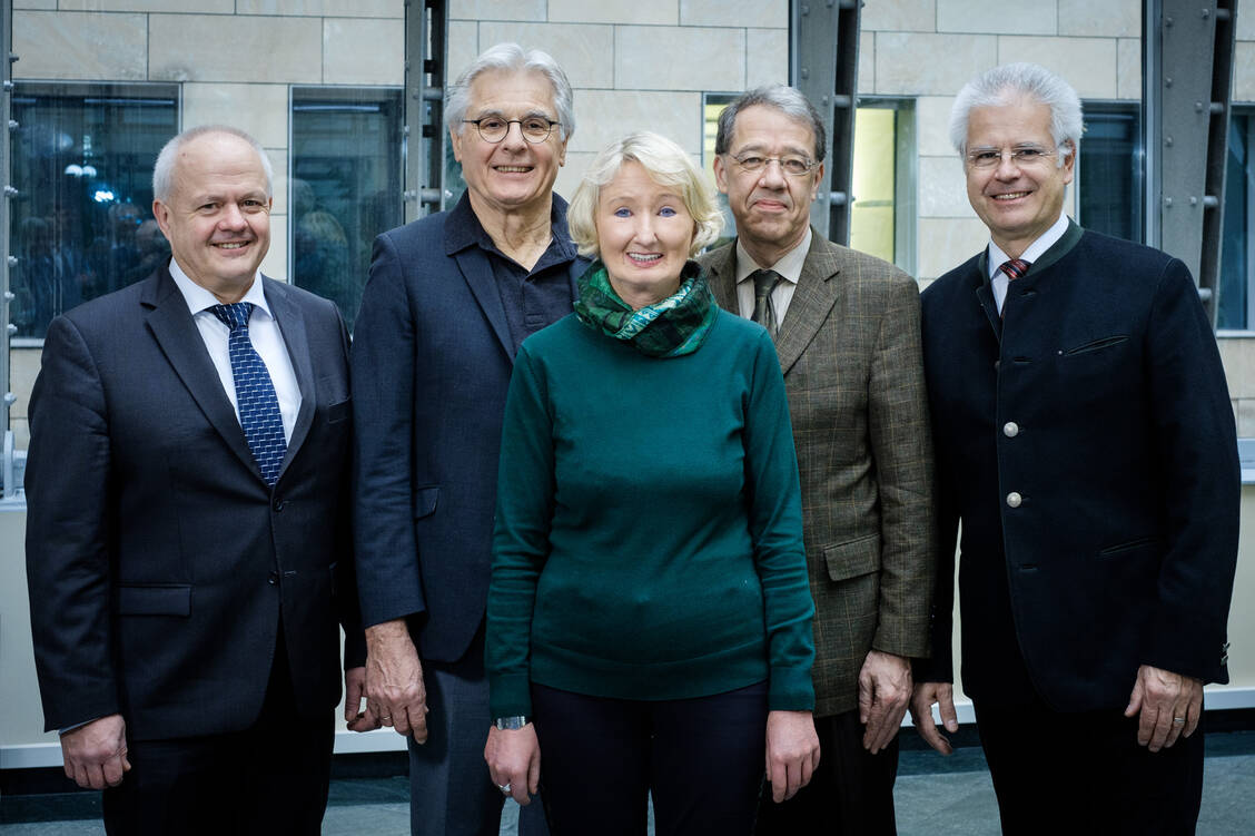BAK-Präsident Dr. Andreas Kiefer (links außen) und sein Vize Thomas Benkert (rechts außen) bedankten sich für das langjährige Engagement von Professor Dr. Theo Dingermann, Dr. Hiltrud von der Gathen und Dr. Eric Martin (von links) im wissenschaftlichen Beirat der Bundesapothekerkammer. / Foto: ABDA/Wagenzik