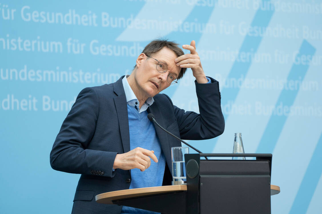 Der Bundesgesundheitsminister Lauterbach (SPD) hat am späten Dienstagabend einen Fehler eingestanden. Die geplante Freiwilligkeit bei der Corona-Isolation wäre falsch und »verheerend«. / Foto: IMAGO/Chris Emil Janßen