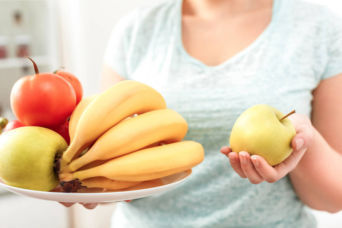 Immer zu empfehlen: eine bewusste Lebensführung mit gesunder Ernährung, geringerer Kalorienaufnahme und ausreichender Bewegung / Foto: Adobe Stock/Viktoriia