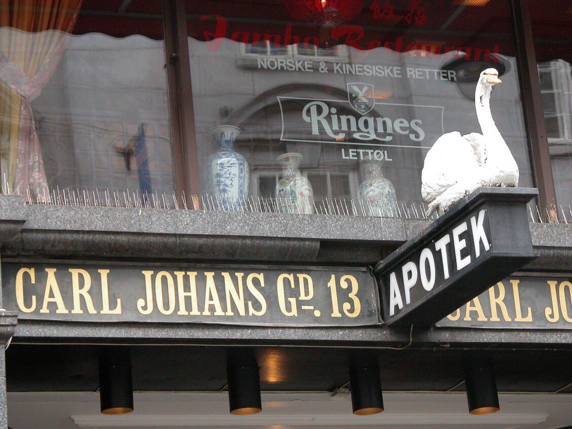 Ob in dieser historischen Apotheke in Oslo homoöpathische Mittel abgegeben werden, ist unklar. Fest steht aber, dass der norwegische Apothekerverband sich gegen eine Apothekenpflicht ausspricht und dafür einige Rückendeckung bekommt. / Foto: picture-alliance / Uwe Gerig