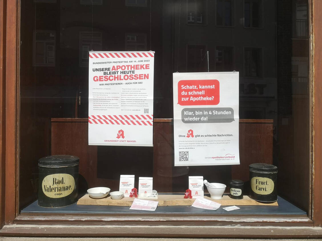 Die heutige Aktion wurde in den Apotheken frühzeitig angekündigt. Entsprechende Dekorationen in den Schaufenstern der Apotheken mit  Plakaten und Postern machen den Apothekennotstand sehr deutlich.  / Foto: PZ/Hüttemann