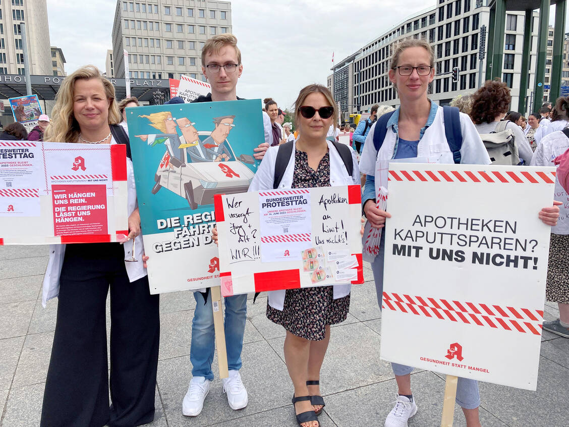Cornelia Westphal (rechts), Stefanie Dorow (2.v.r.) und zwei ihrer Mitarbeiter demonstrierten am 14. Juni in Berlin für bessere Bedingungen für Apotheken. / Foto: PZ/Anne Orth