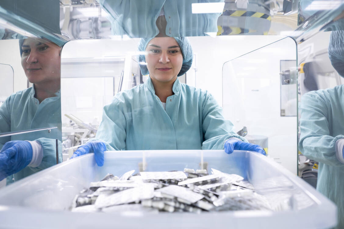 Arzneimittelproduktion muss höchste Ansprüche erfüllen. Ziel muss es sein, Arzneimittel in bester Qualität zu produzieren. / Foto: Getty Images/Extreme-Photographer