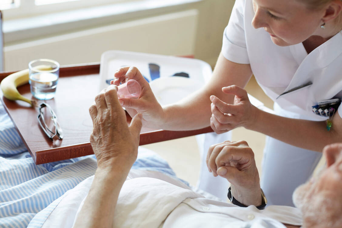 Die Krankenhäuser setzen immer mehr hochpreisige Arzneimittel ein.  / Foto: Getty Images/Maskot