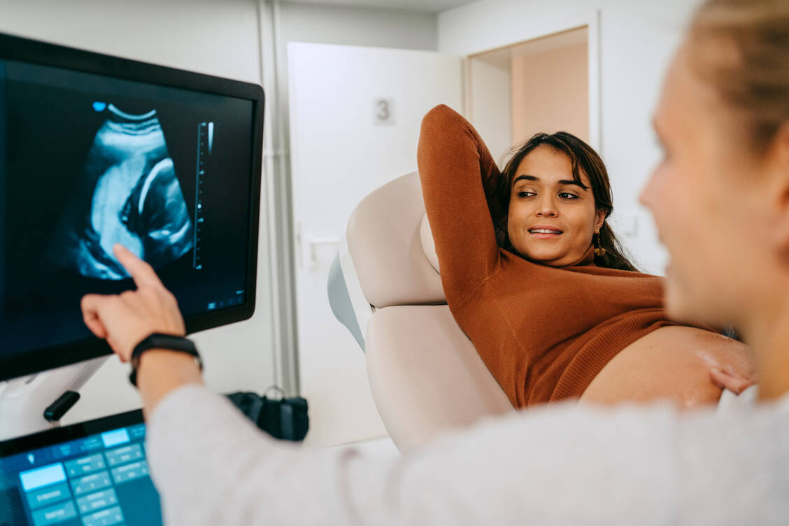 Jede werdende Mutter wünscht sich ein gesundes Kind. Aus Furcht um das Baby in der Schwangerschaft auf eine Therapie und/oder Prophylaxe der Migräne zu verzichten, ist jedoch nicht ratsam. / Foto: Getty Images/Maskot