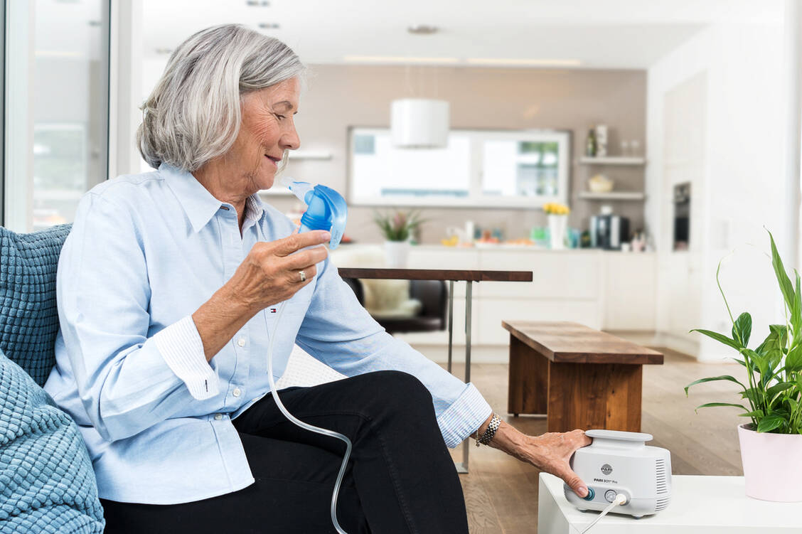 Mit der Feuchtinhalation via Vernebler kommen manche Patienten besser zurecht als mit Dosieraerosol oder Pulverinhalator. Eine Schulung ist aber in jedem Fall nötig. / Foto: Pari