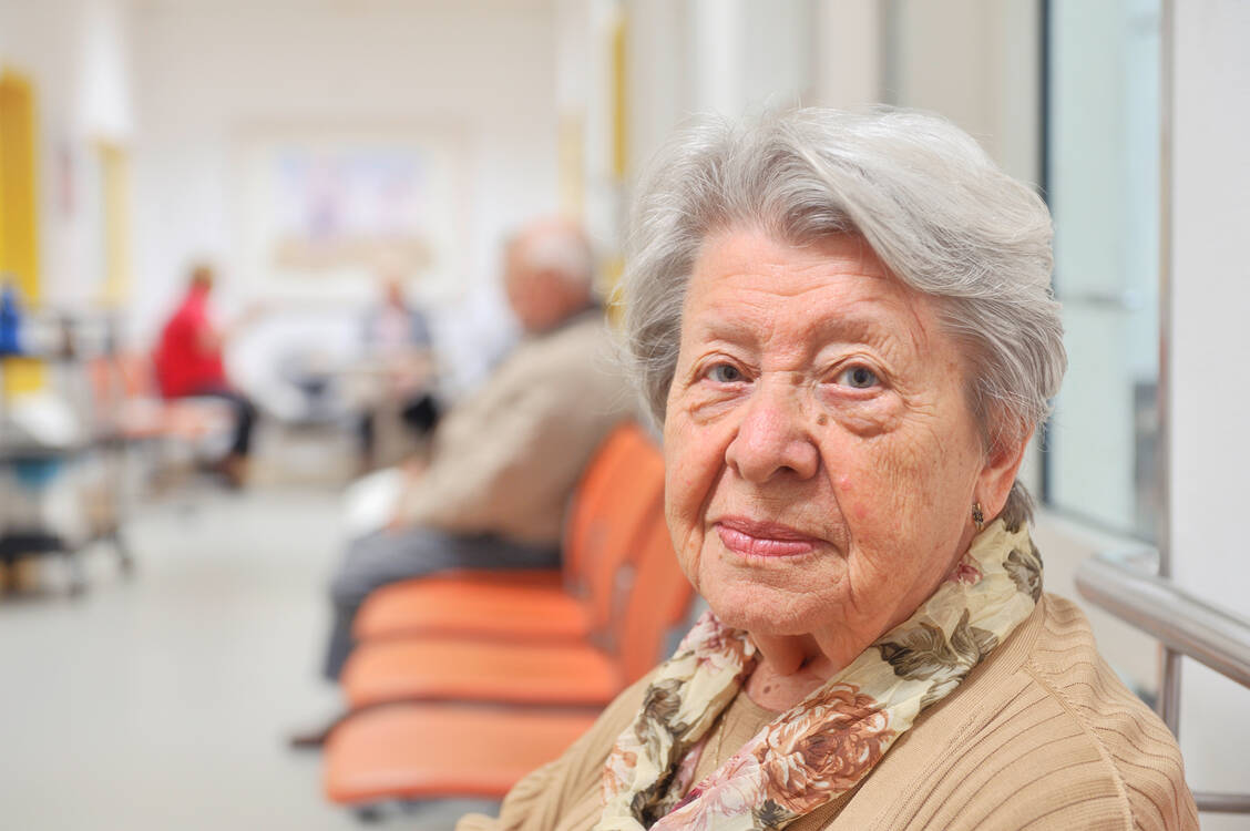 Am Non-Hodgkin-Lymphom (NHL) erkranken vor allem ältere Menschen. Für bestimmte Patienten mit diffus großzelligem B-Zell-Lymphom, dem häufigsten NHL, gibt es jetzt eine neue Therapieoption. / Foto: Adobe Stock/GordonGrand