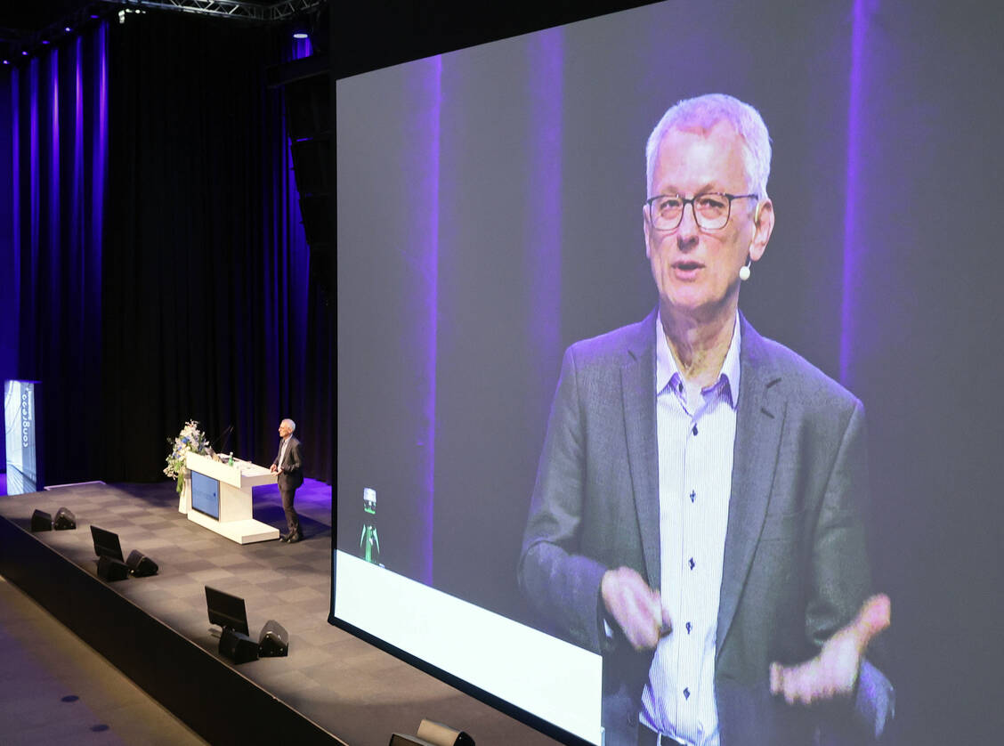 Professor Dr. Ulrich Jaehde von der Universität Bonn ist sich sicher, dass Apothekenteams die orale Antitumortherapie von Patienten verbessern und sicherer machen können. Beim Pharmacon Schladming führte er aus, an welchen Stellen pharmazeutische Betreuung nützlich ist. / © PZ/Alois Müller