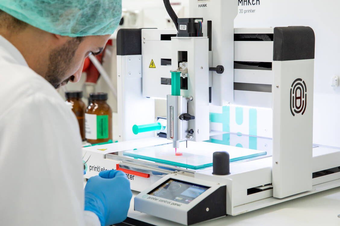 Dr. Adrin Dadkhah beim Druck patientenindividuell dosierter Dexamethason-Kautabletten. / © UKE/Eva Hecht