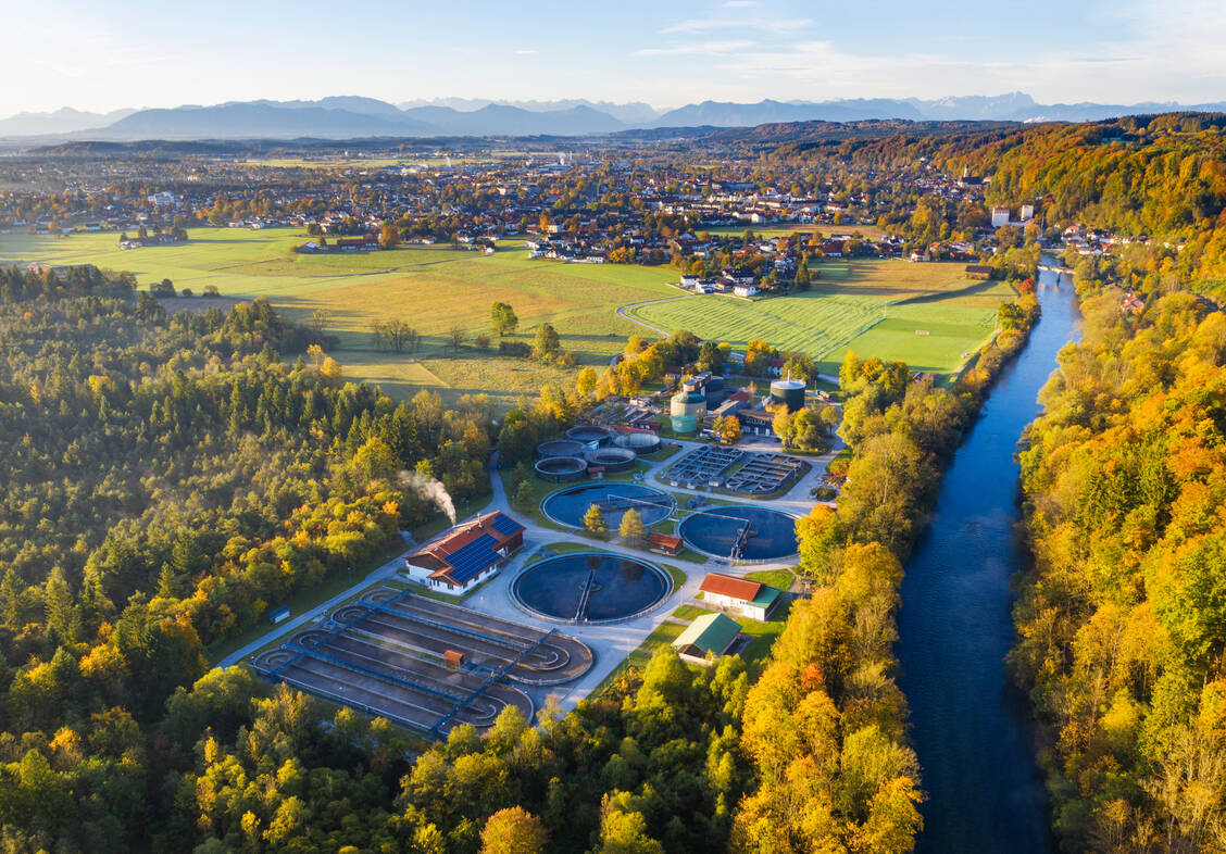 Coronavirus-Infzierte scheiden Genmaterial des Erregers über den Fäzes aus, der landet natürlich in der Kläranlage. Die Höhe der Viruskonzentration im Abwasser lässt auf das Infektionsgeschehen der zugehörigen Gemeinden schließen. / Foto: Getty Images/Westend61