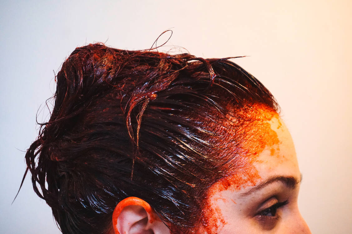 Etwa 50 bis 80 Prozent der Frauen ab 40 Jahren in Europa und in den USA färben sich die Haare – zum Teil selbst, zum Teil beim Friseur.  / Foto: Getty Images/Oscar Barrera/EyeEm