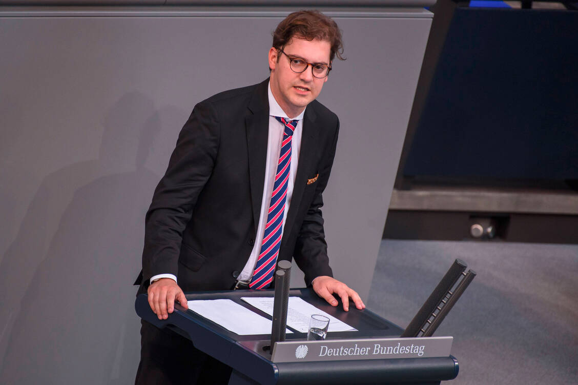 Der CSU-Abgeordnete Stephan Pilsinger fordert, dass die Überwachung beim EU-Versandhandel strenger geregelt wird. / Foto: imago images / Christian Spicker