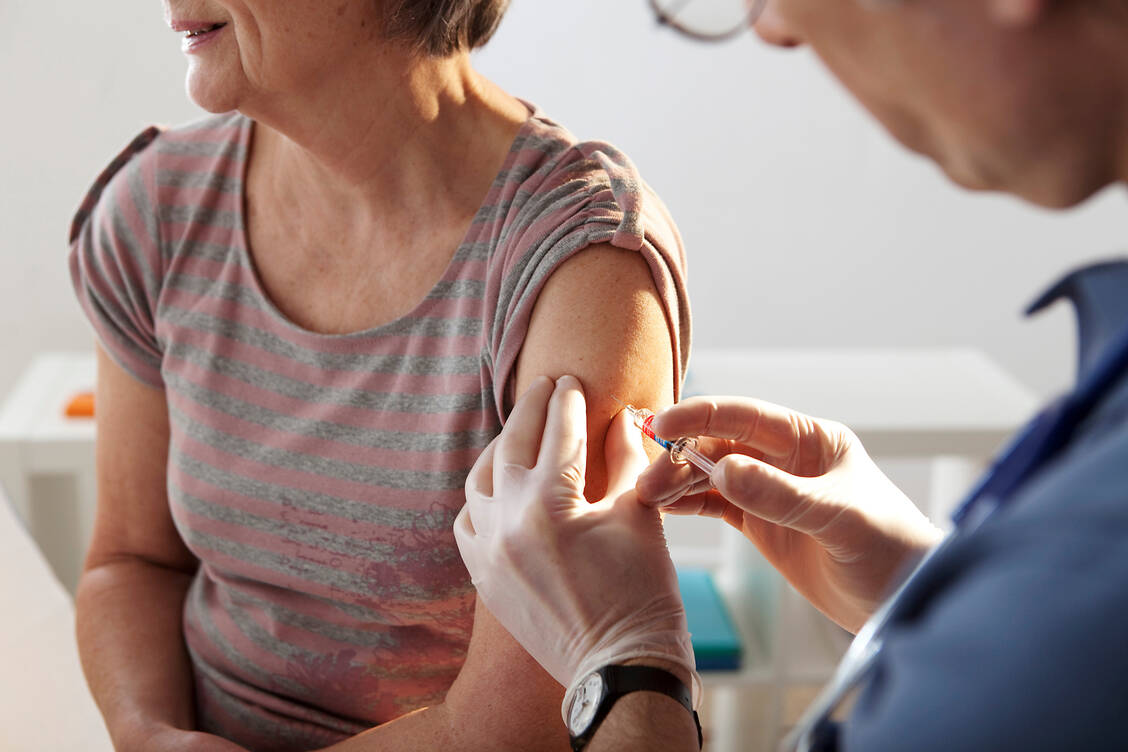 Vor allem ältere Menschen profitieren von der jährlichen Impfung gegen Influenza, weil sie ein besonders hohes Risiko für schwere Verläufe der Virusgrippe haben. / © Adobe Stock/RFBSIP