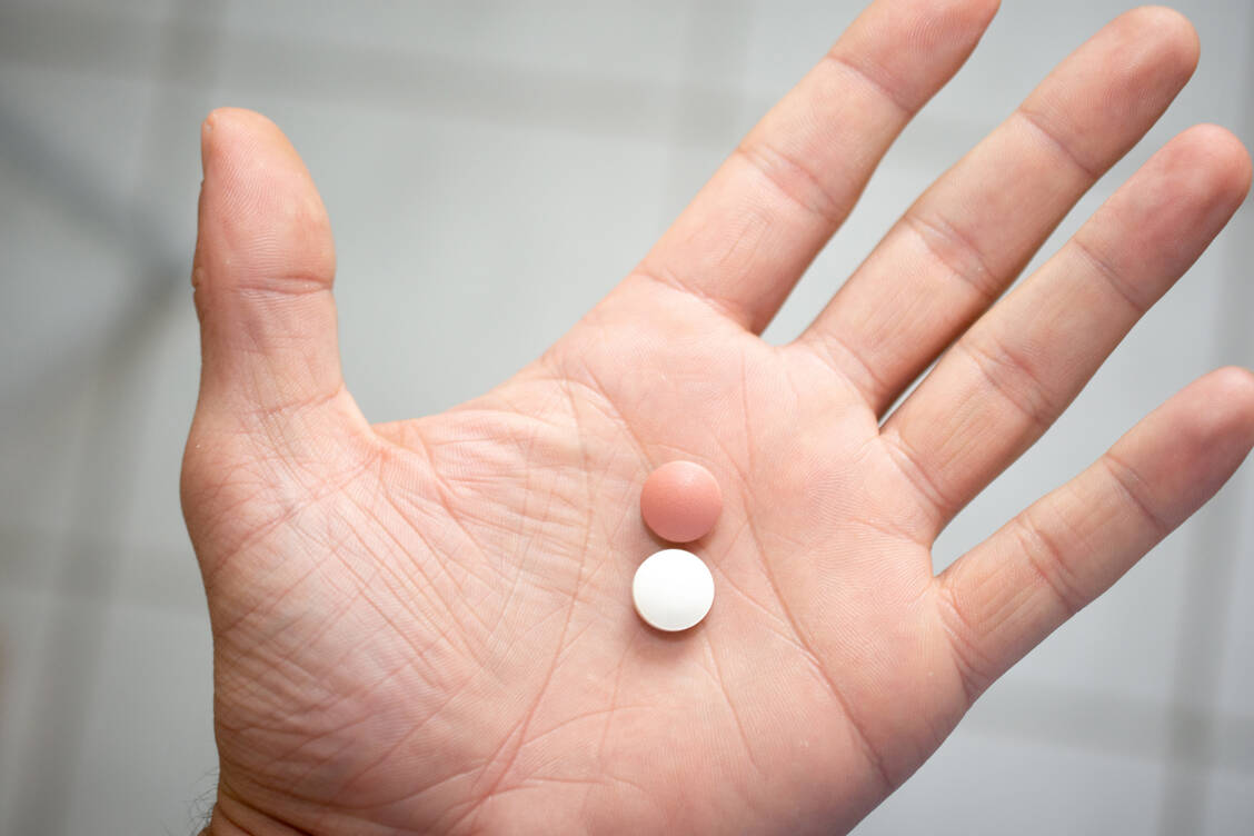 Bei der oralen Schmerztherapie werden Wirkstoffe oft kombiniert. / © Adobe Stock/s-motive