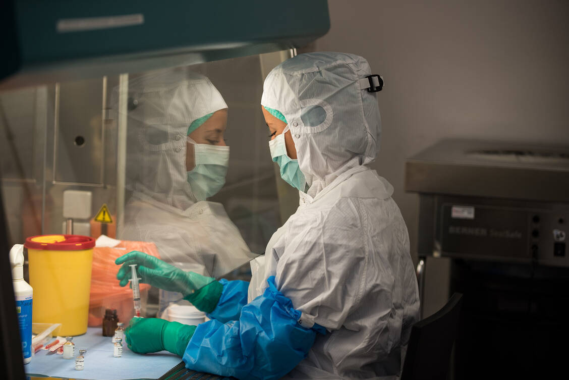 Die auf sterile Herstellung von Zytostatika spezialisierten Apotheken unterstützen während der Pandemie insbesondere bei der Rekonstitution von Impfstoffen. / Foto: Fotolia©benicoma