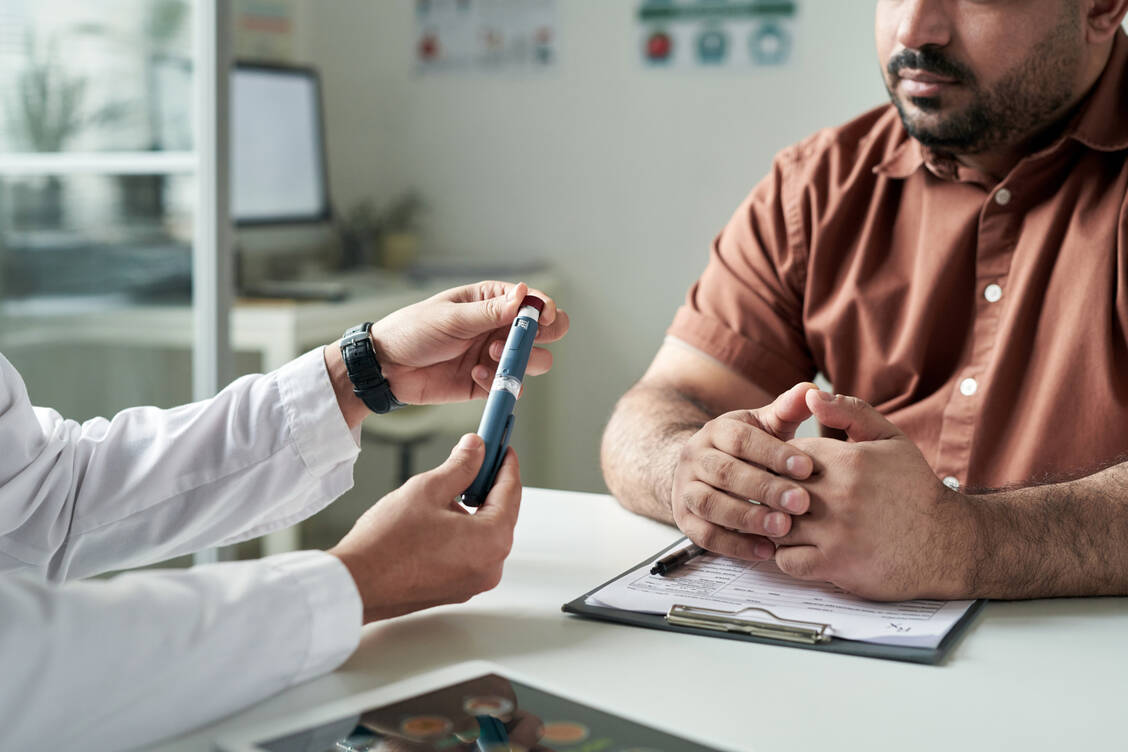 Unter Insulin nehmen viele Diabetespatienten zu. Das kann einen Circulus vitiosus anstoßen. / © Shutterstock/Pressmaster