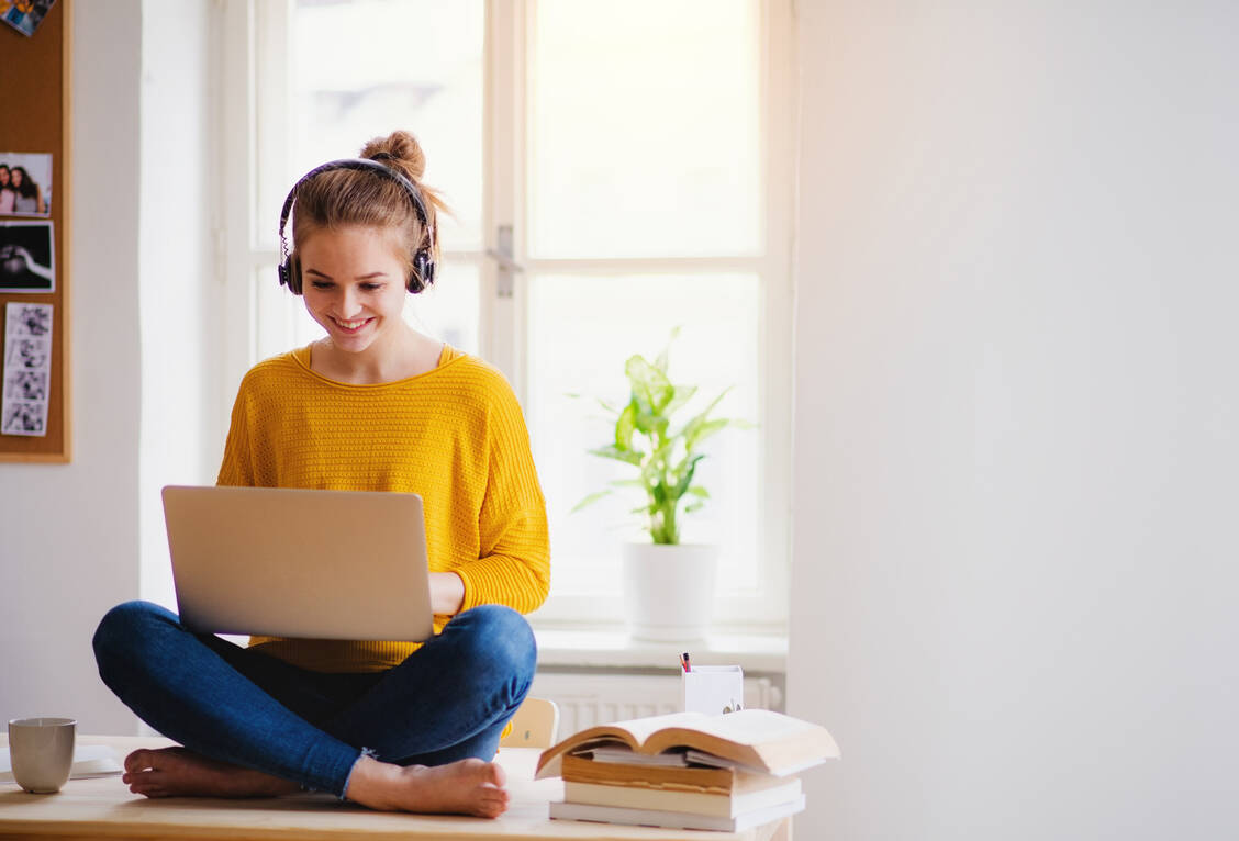 Auch bei digitalen Vorlesungen solle man sich »vorlesungsfit« vor den Rechner setzen, rät die Apothekerin Jana Nett.  / Foto: Adobe Stock/Halfpoint