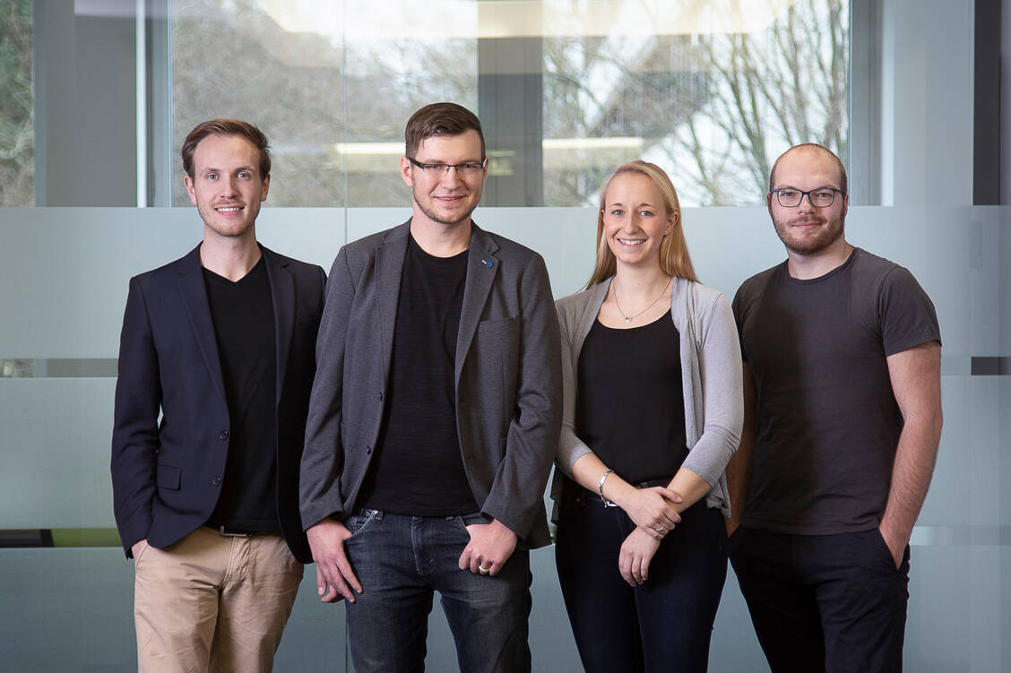 Mit seinem Team will »AdiutaByte«-Mitbegründer Dustin Feld (2.v.l.) den Botendienst optimieren und dabei auch auf individuelle Kundenbedürfnisse eingehen. / Foto: Andreas Janßen / Cheetah Head Photoproduction