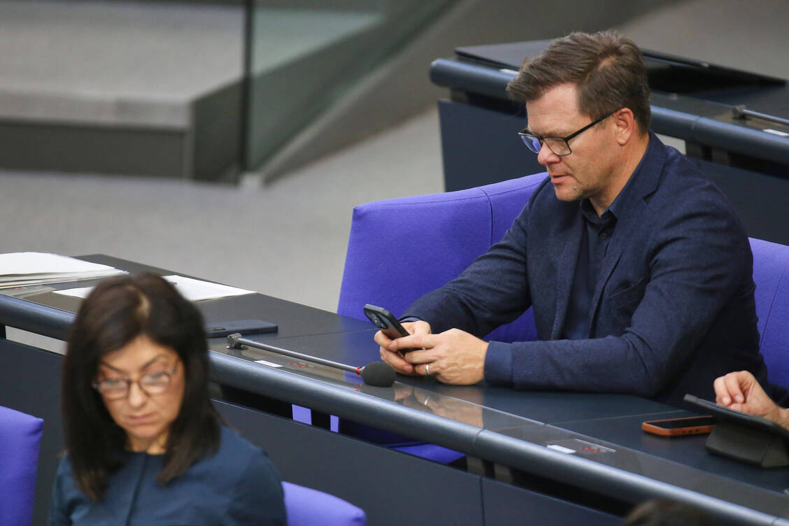 In einem Schreiben an mehrere Ministerien erklären die Pharmaverbände, dass sie eine erweiterte Herstellerverantwortung für nicht vertretbar halten. Auch Bundesumweltminister Carsten Schneider (SPD) und Bundeswirtschaftsministerin Katherina Reiche (CDU) bekamen ein solches Schreiben. / © Imago/dts Nachrichtenagentur