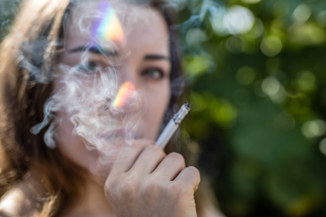 Um junge Menschen vor einer Suchterkrankung durch das Rauchen zu schützen, will Neuseeland den Verkauf von Tabak- und Zigarettenprodukten einfach gänzlich verbieten – dies gilt für alle jüngeren und kommenden Generationen. / Foto: Adobe Stock / TIGER RAW