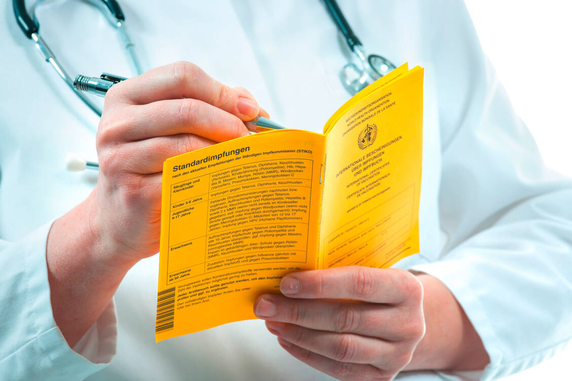 Bei der Erzeugung digitaler Impfnachweise überprüfen Apotheken täglich gelbe Impfpässe. Die Bundesregierung will hier nochmal gesondert prüfen, ob die Pharmazeuten mögliche Fälschungen auch rechtssicher melden dürfen. / Foto: Adobe Stock/Alexander Raths