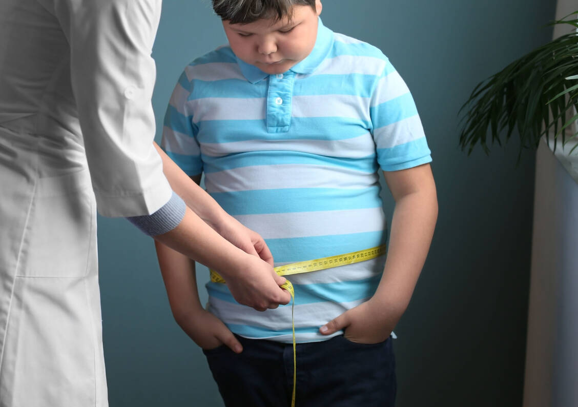 »Die Folgen der Pandemie müssen aufgefangen werden, sonst werden die Corona-Kilos zum Bumerang für die Gesundheit einer ganzen Generation«, warnt Professor Dr. Hans Hauner, Direktor des EKFZ für Ernährungsmedizin. / Foto: Adobe Stock/Africa Studio