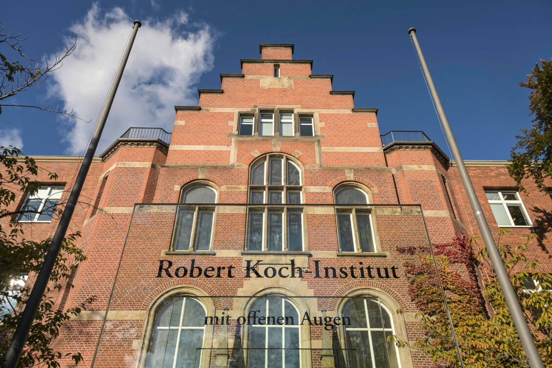 Das Robert-Koch-Institut (RKI) soll Auffälligkeiten wie beispielsweise statistische Ausreißer im Hinblick auf die Abrechnungen der Coronavirus-Tests analysieren, heißt es im neuen BMG-Entwurf zur Coronavirus-Testverordnung.  / Foto: imago images/Schöning