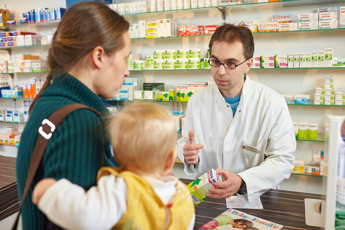Welches Hustenmittel ist das beste für mein Kind? Hier kann das Apothekerteam mit einer individuellen, aber evidenzbasierten Beratung punkten. / Foto: KKH / Christian Wyrwa