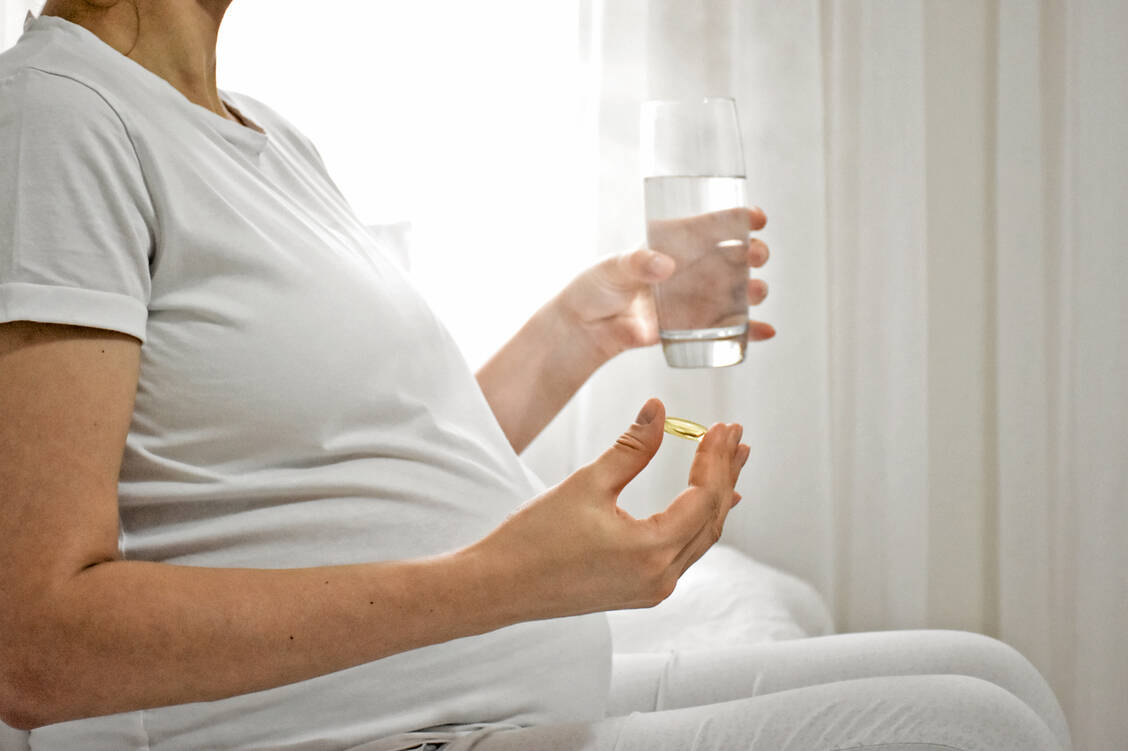 Schwangere essen häufig nicht genügend Seefisch, um ihren Bedarf und den ihres Kindes für Omega-3-Fettsäuren zu stillen. / Foto: Shutterstock/Tekkol