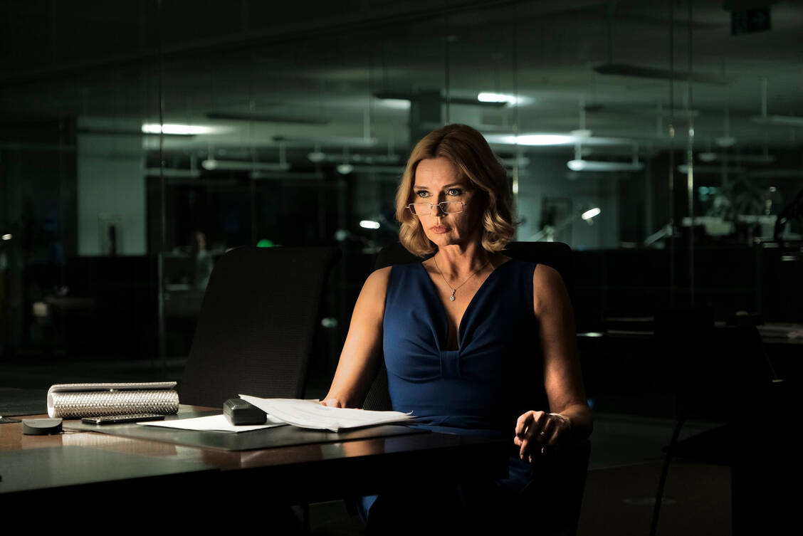 Pharmamanagerin Meg Holmes (Veronica Ferres) kehrt unter den Teppich, dass das neu entwickelte Schmerzmittel Klaralon wohl nicht so ungefährlich ist, wie der Konzern glauben macht.  / Foto: ZDF/Philippe Bosse