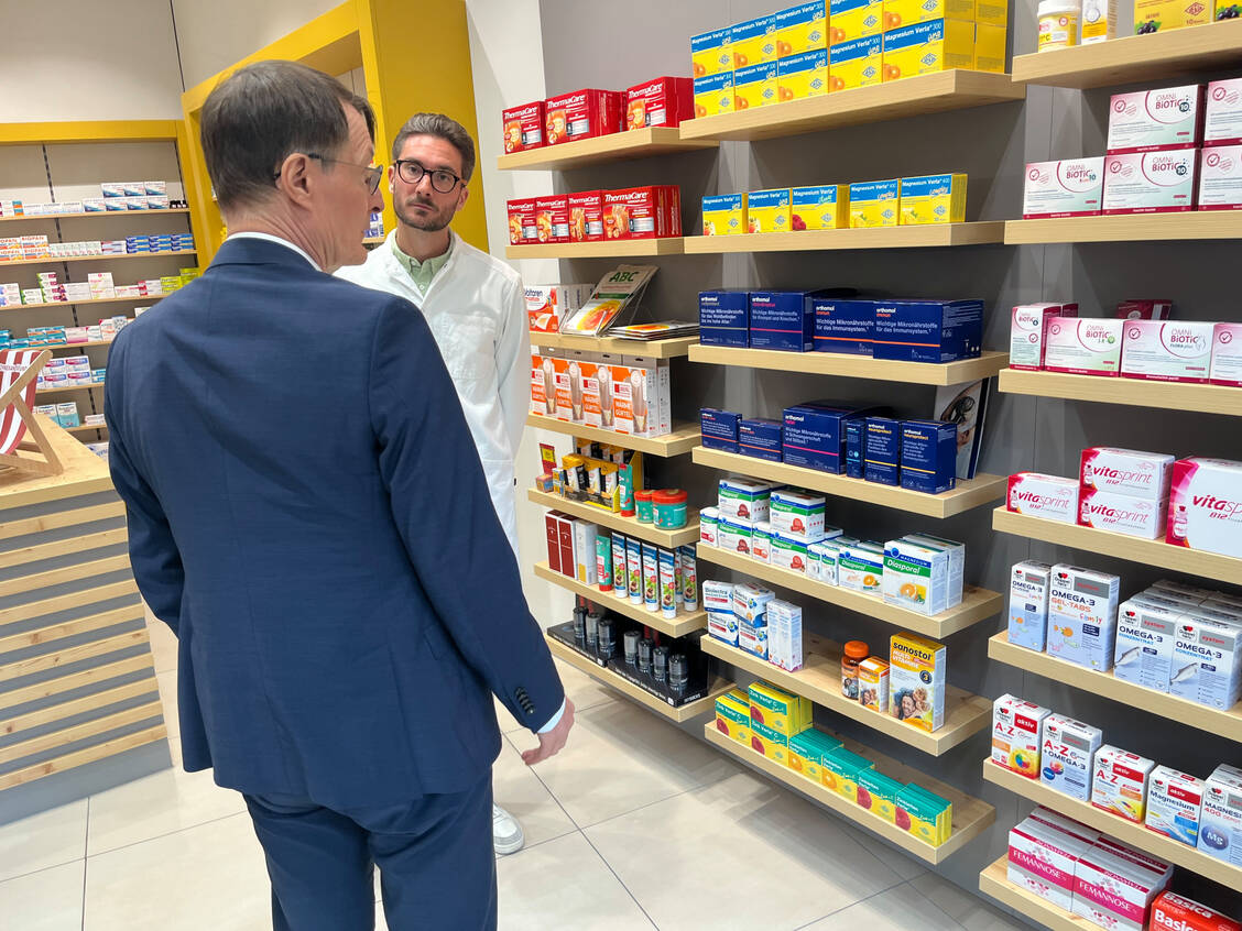 Der Minister ließ sich von Mike Beyer durch seine Apotheke führen. / Foto: PZ