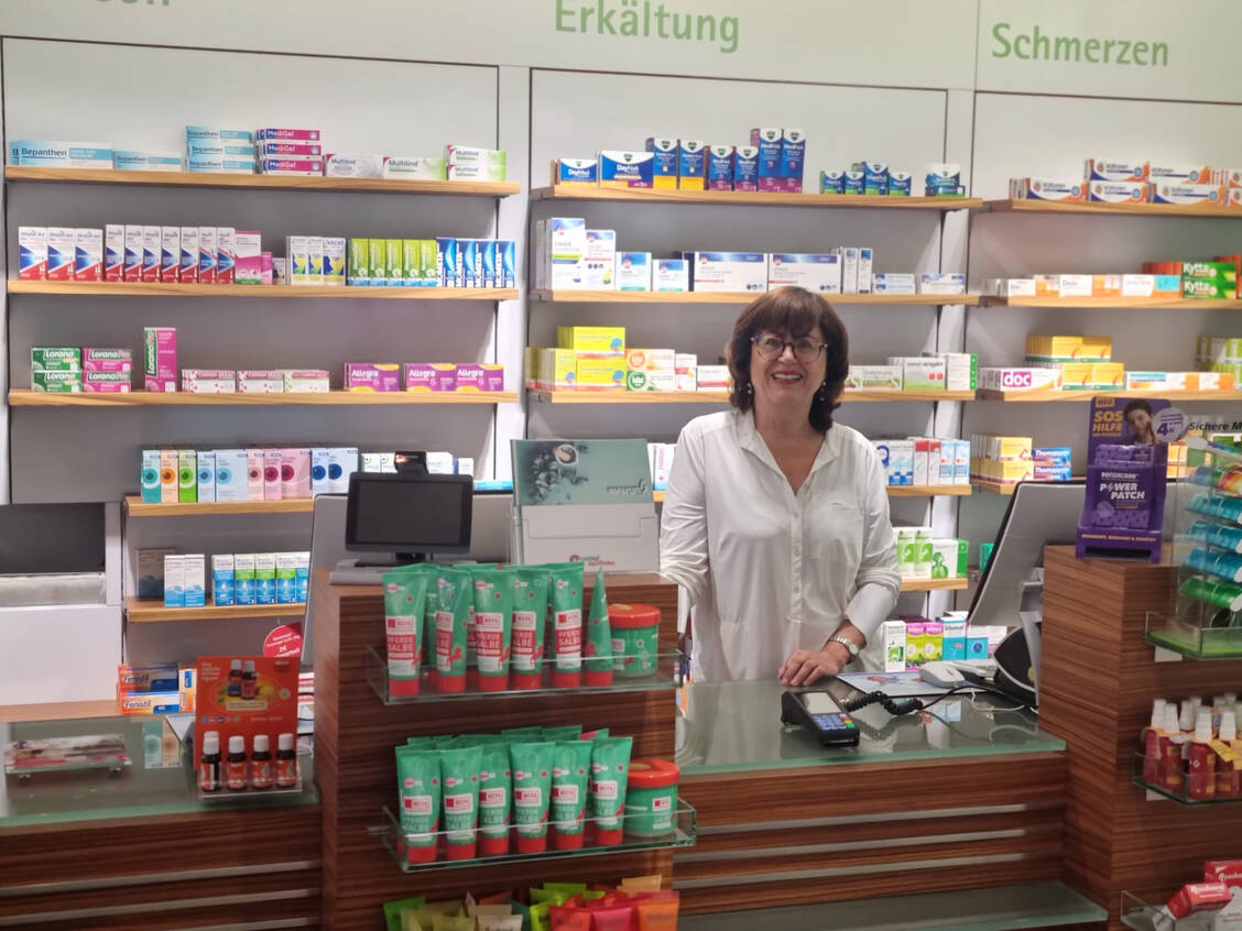 Christl Kraus in ihrer Central Apotheke.  / Foto: Central Apotheke